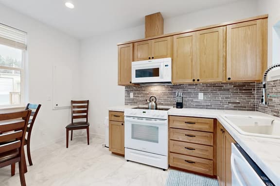 Charming coastal retreat near the beach with smart TV fireplace and games