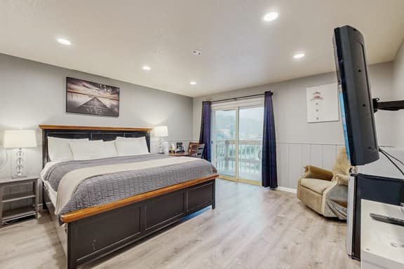 Inviting Room Blocks From the Beach and Downtown Dogs Welcome