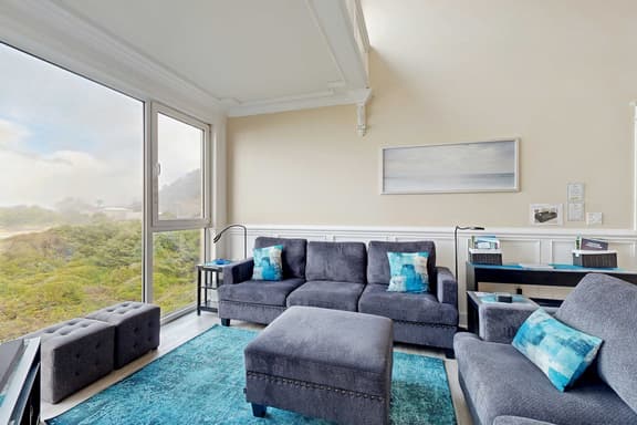 Elegant oceanfront condo with deck and extraordinary views dog friendly