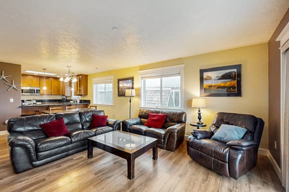 Luxurious Oceanfront House with Ocean Views and Beach Access Dogs OK
