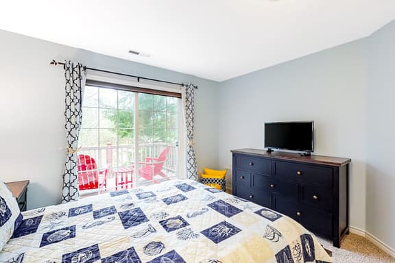 Creekside Home 5 Blocks from the Beach with Fireplace Deck Firepit Fast WiFi