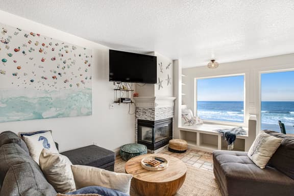 Spacious oceanfront home with patio and private hot tub dog friendly - Image 1