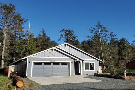 Newly built dog friendly house near the beach with private grill and patio