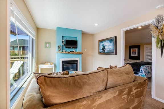 Ocean view cabin with deck and beach access dog friendly