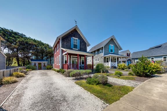 Two Story Olivia Beach Home with Free WiFi Dog Friendly and Close to the Beach