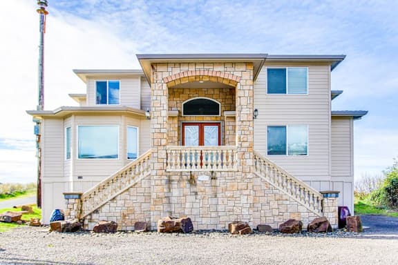 Oceanfront Home with Private Hot Tub and Amazing Beach Views Dogs Welcome