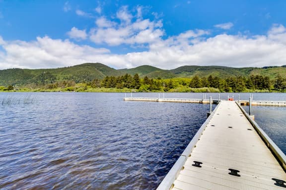 Welcoming dog friendly retreat near beach parks and Lake Lytle