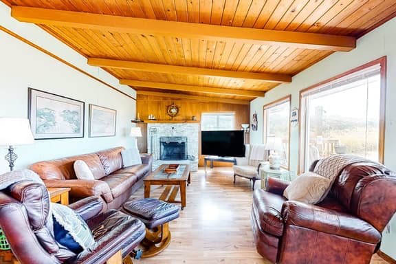 Oceanfront dog friendly home with washer dryer and fireplace