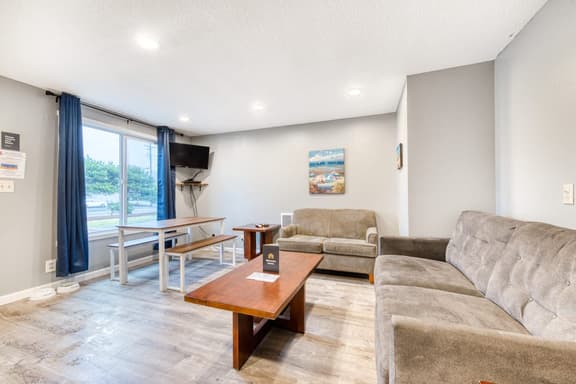Two Room Combination Close to Downtown and Beach Dogs Welcome