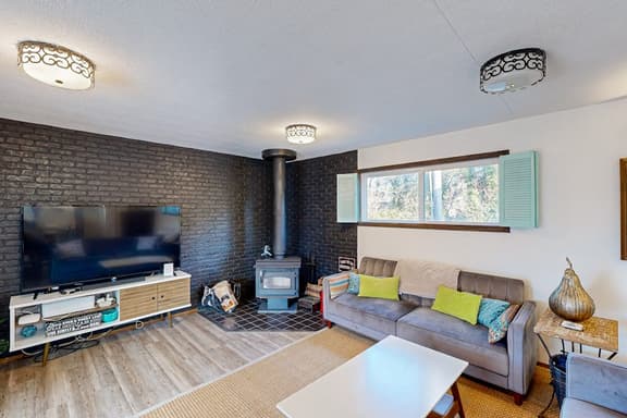 Coastal Paradise Awaits Spacious Retreat with Firepit and Entertainment - Image 1