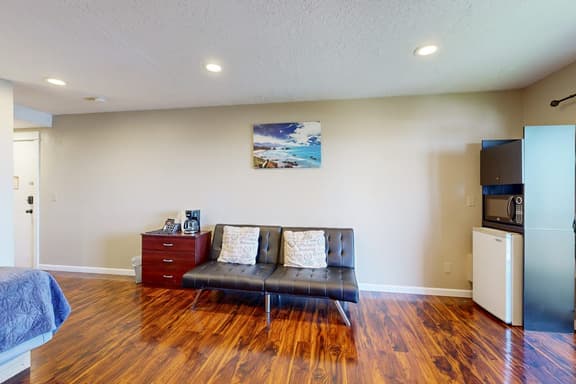 Upper Level Studio WiFi Close to Beach Access Dogs Welcome