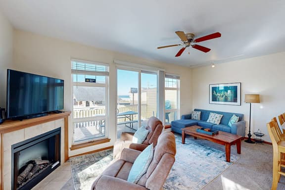 Dog friendly townhouse with WiFi across street from beach with ocean views