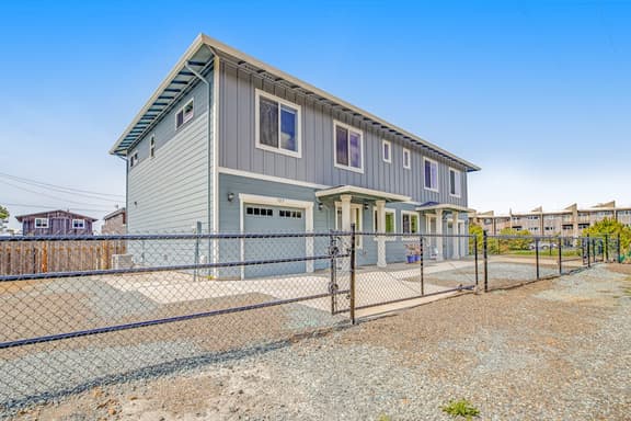 Beachside home with central AC washer dryer 1 minute walk to beach