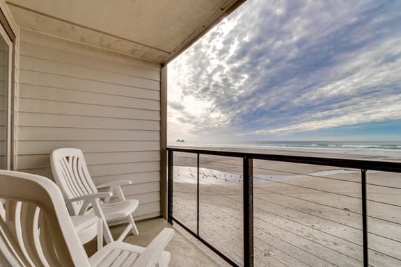 Oceanfront condo with a full kitchen balcony and sweeping sea views - Image 1