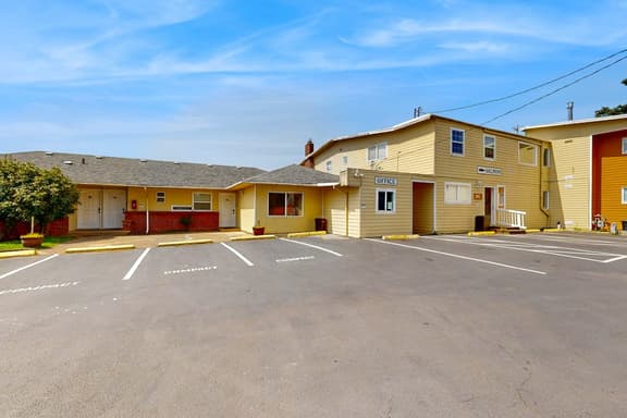 Oceanview Condo Dog Friendly Close to Beach and Everthing in Town