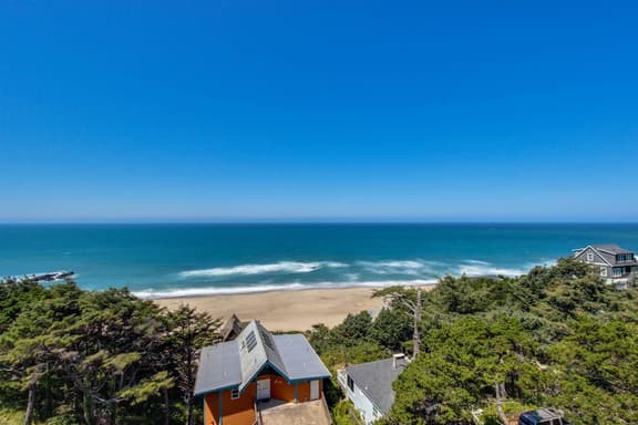 Upper Level Condo with Private Balcony and Nearby Beach Access Dog Friendly