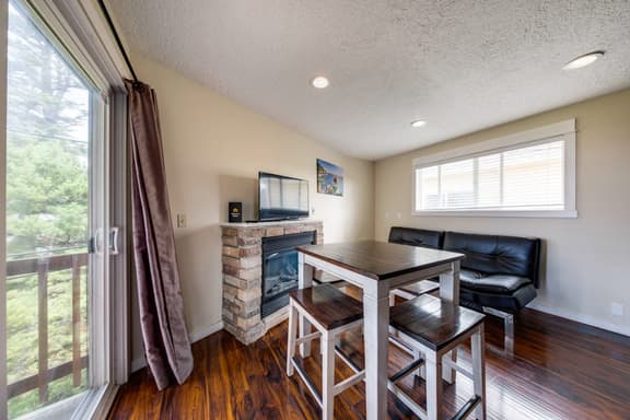 Upper Level Condo with Private Balcony and Nearby Beach Access Dog Friendly - Image 1