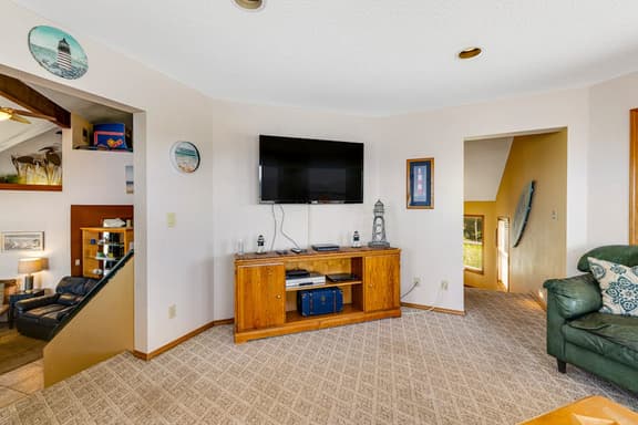 Dog Friendly House with Ocean Views Hot Tub Arcade Machine and Easy Beach Access