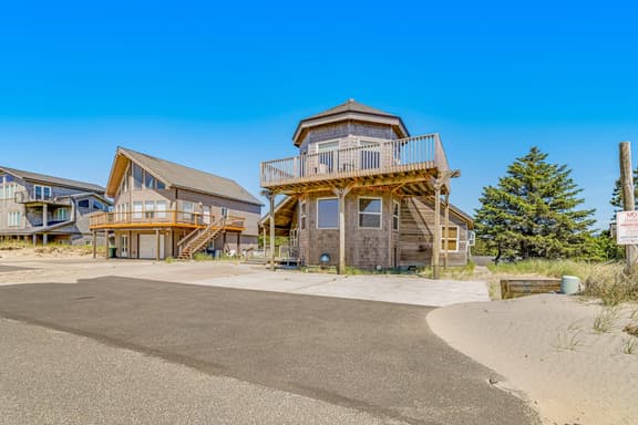 Dog Friendly House with Ocean Views Hot Tub Arcade Machine and Easy Beach Access - Image 1