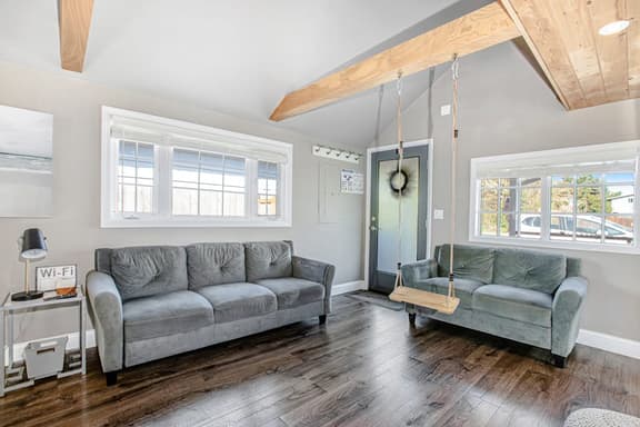 Adorable dog friendly hideaway with free WiFi private washer dryer and firepit