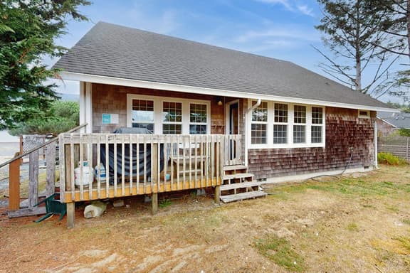 Sunny Beach House with Private Hot Tub Firepit and Tons of Space Dogs OK