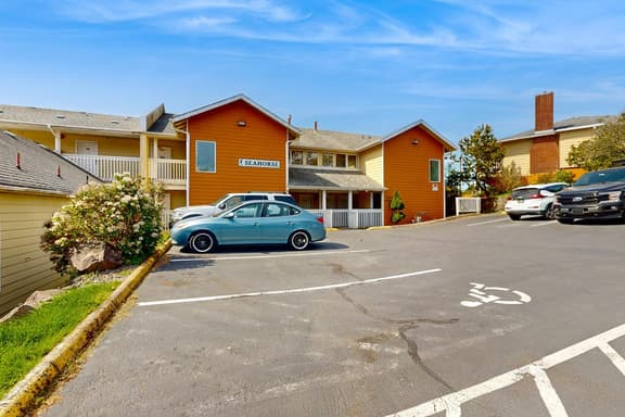 Dog Friendly Condo with Stunning Ocean Views and Easy Beach Access - Image 1