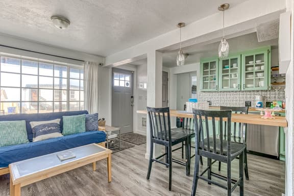 Ground floor condo 1 block from the beach with private patio dog friendly