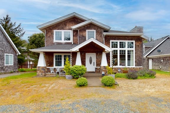 Oasis on the coast with easy beach access and woodstove
