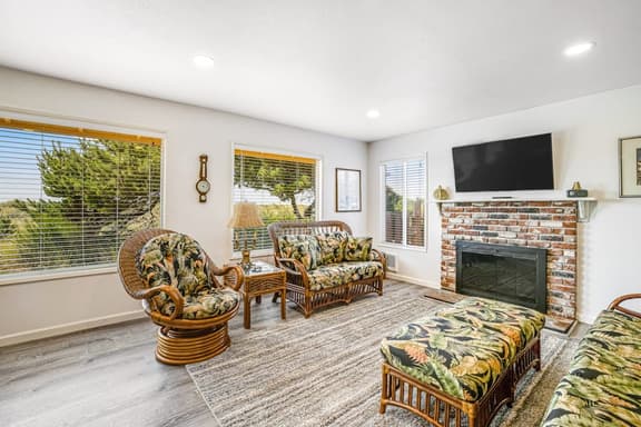 Oceanfront home with sunny deck WiFi and washer dryer - Image 1