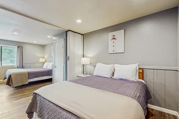 Charming Dog Friendly Room with Kitchenette Near the Beach and Downtown