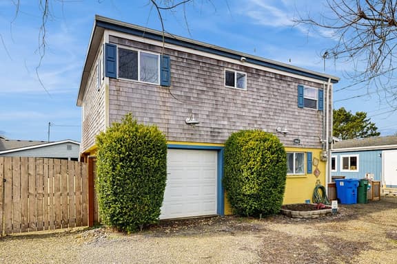 Charming modern home close to the beach with full kitchen WiFi and large deck