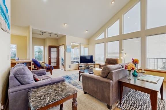 Beautiful Home with Ocean Lake and Mountain Views Gas Grill and Free WiFi