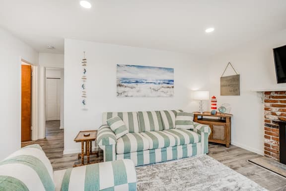 Oceanfront dog friendly home with sunny deck ocean view and washer dryer