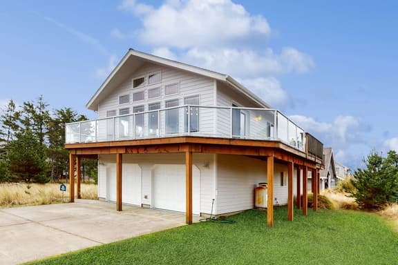 Bright remodeled home with furnished deck and private beach access dog friendly