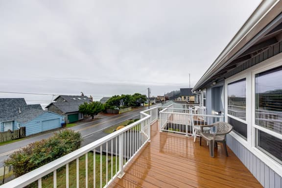 Cheerful home with ocean views private hot tub and gas grill walk to the beach - Image 1