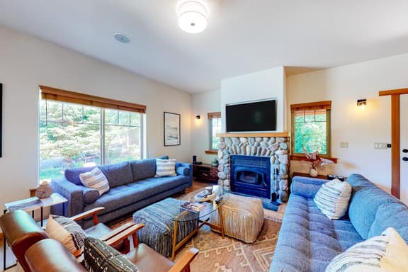 Friendly Home with Private Hot Tub High Speed WiFi and Wood Burning Fireplace - Image 1