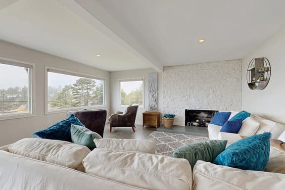 Spectacular Dog Friendly Home with Panoramic Views Free WiFi Game Room Yard