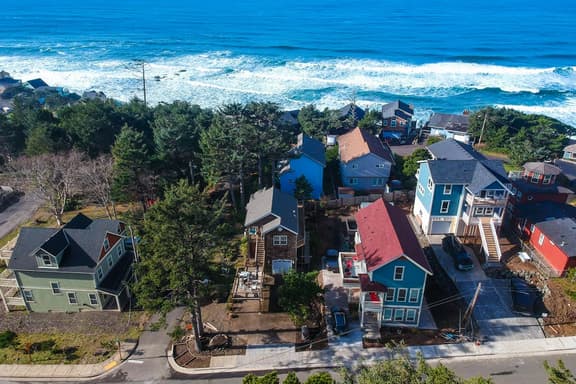 Spacious dog friendly home with WiFi and fireplace near the beach