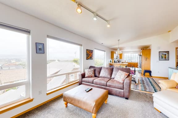 Comfy beach home with ocean views free WiFi private washer dryer and deck - Image 1