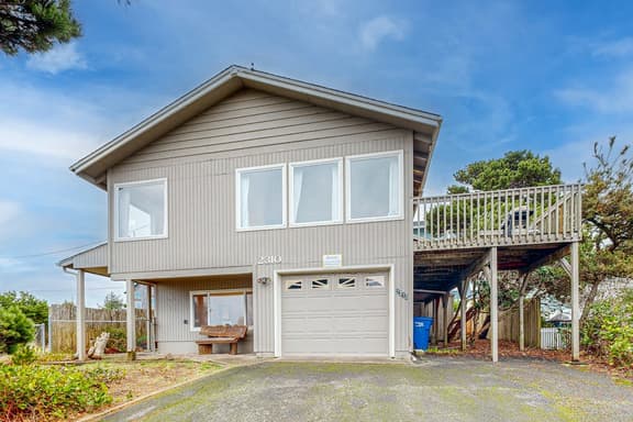 Cozy house close to beach hot tub and ocean views