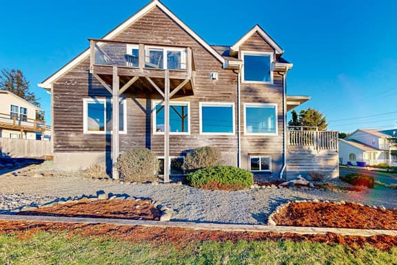 Huge Luxury Home with Game Room and Gourmet Kitchen - Image 1