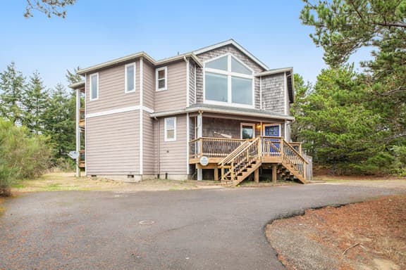 Spacious Oceanside Home with Private Hot Tub and Pacific Views Dog Friendly