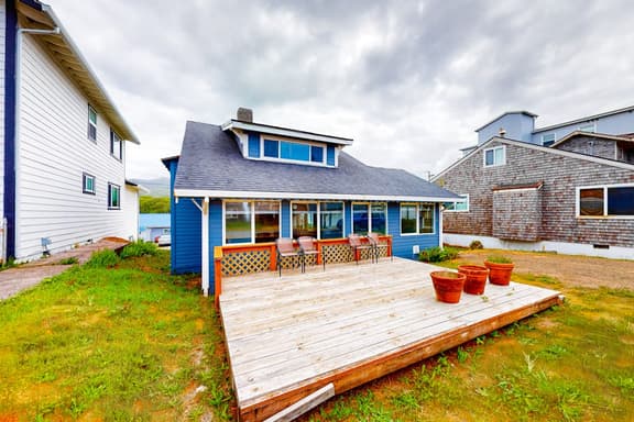 Ocean view home with prime walkable location near beach and town 2 dogs OK