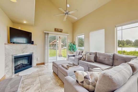 Lakefront end townhouse with kayaks and fishing dock walk to beach dogs welcome