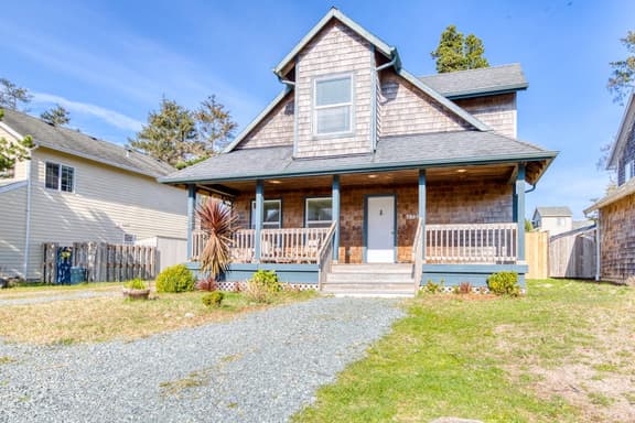 Modern dog friendly house with private hot tub gas fireplace and free WiFi