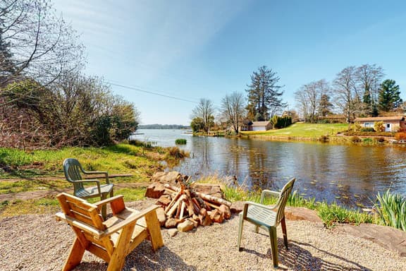 Charming Lakefront Home with Private Hot Tub and High Speed WiFi