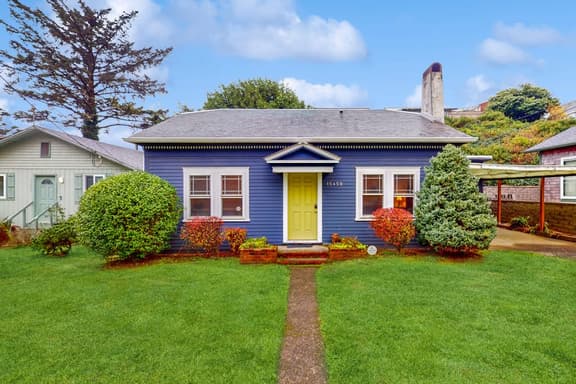 Coastal Craftsman with picture perfect bay views walk to Barview Jetty Beach