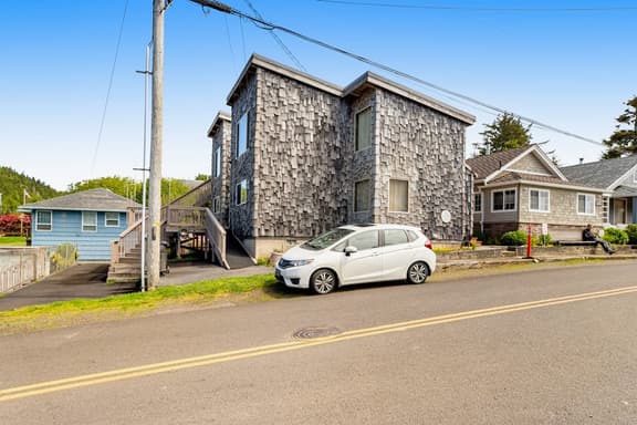 Dog friendly home with water views washer dryer and fireplace close to beaches