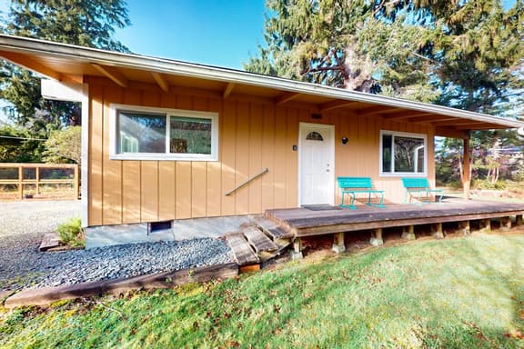 Cozy home in peaceful neighborhood near park beach shops and restaurants
