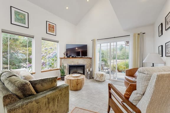 Beautiful lake view home with hot tub kayaks and bike two blocks to beach